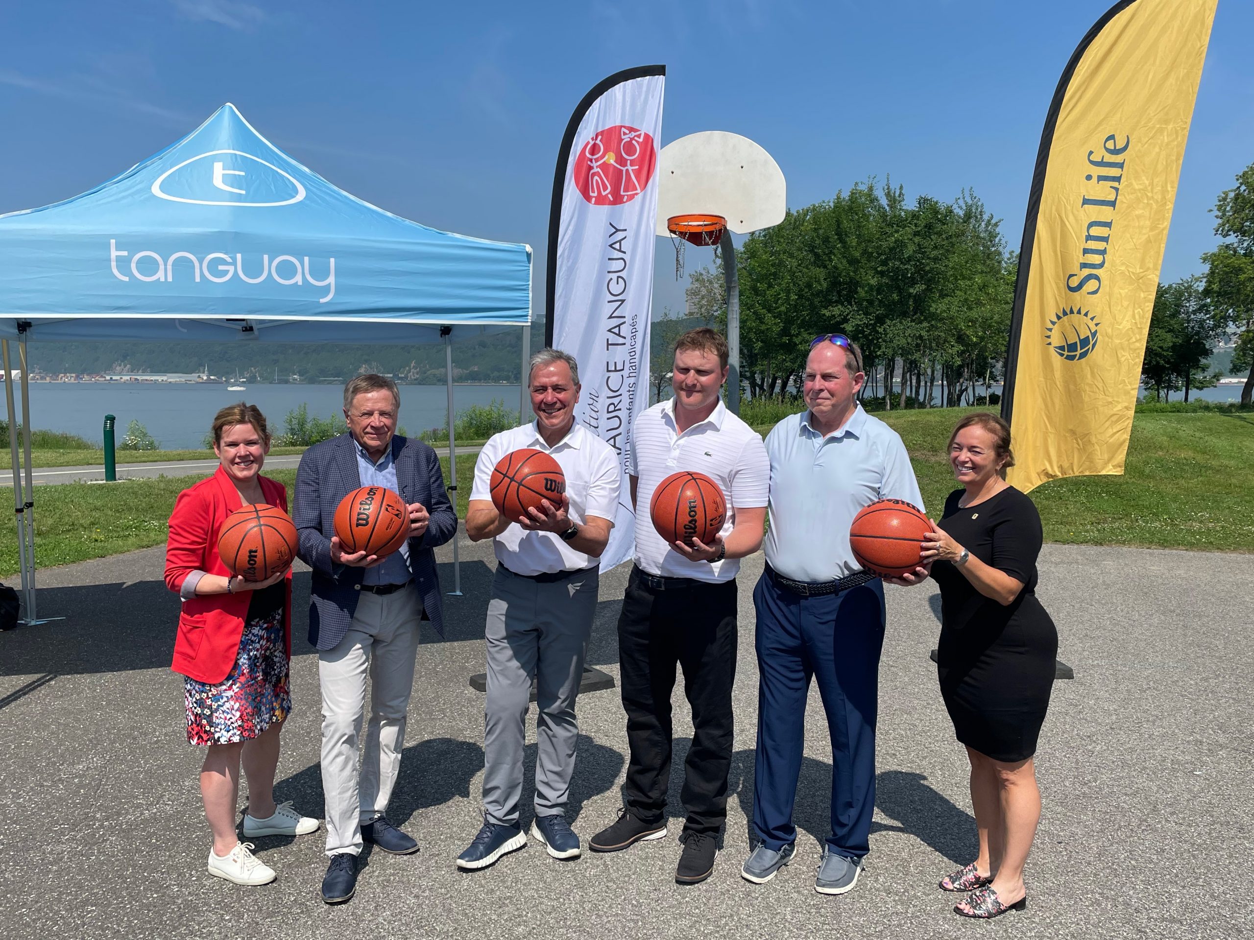 Photo officielle du partenariat entre la fondation et SunLife