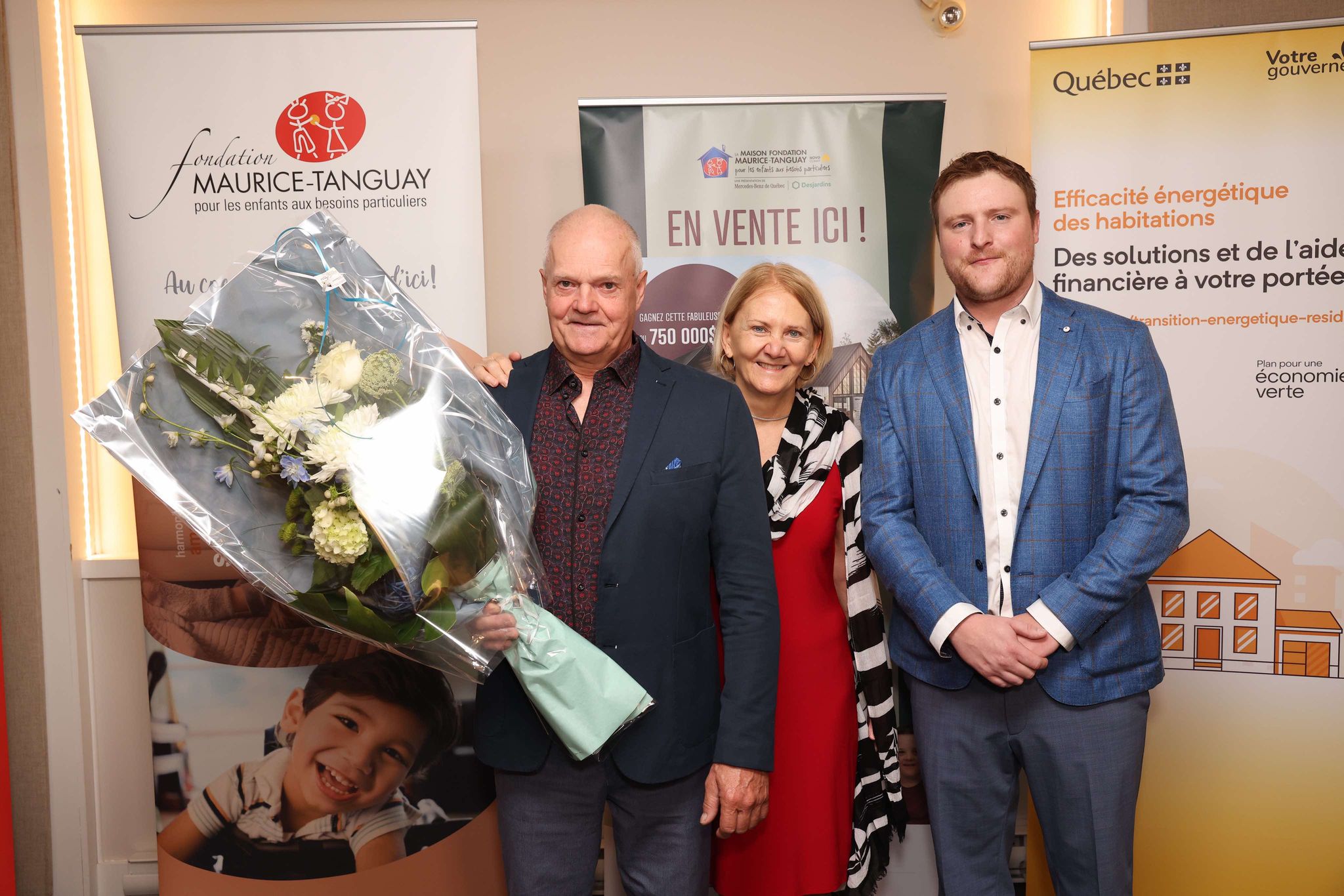 Le grand gagnant de la Maison Fondation Maurice-Tanguay Jean-François Simard, avec sa conjointe Claudie Morand (à gauche) et du directeur général de la Fondation Olivier Tanguay (à droite).